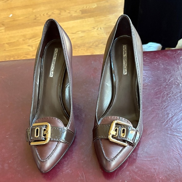 Via Spiga Women's Dark Brown Heels with Gold Buckle - Picture 5 of 9